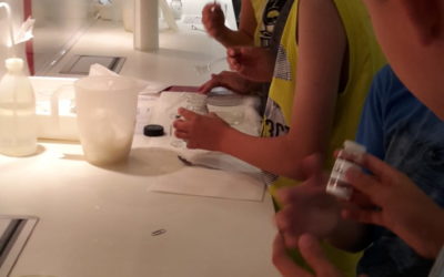 Die Schüler der 4. Schuljahre im „Forschungslabor“ des Deutschen Museums Bonn