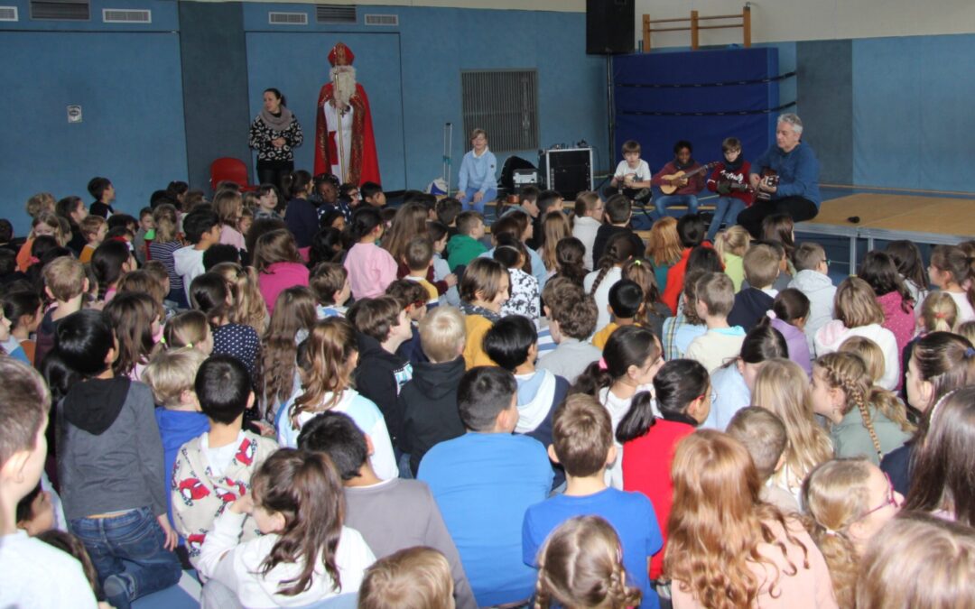 Sankt Nikolaus zu Besuch in der Janosch-Grundschule